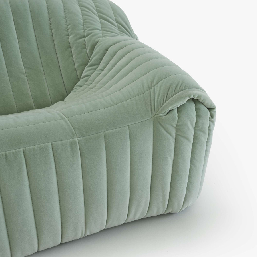 Sandra Medium settee with lumbar cushions