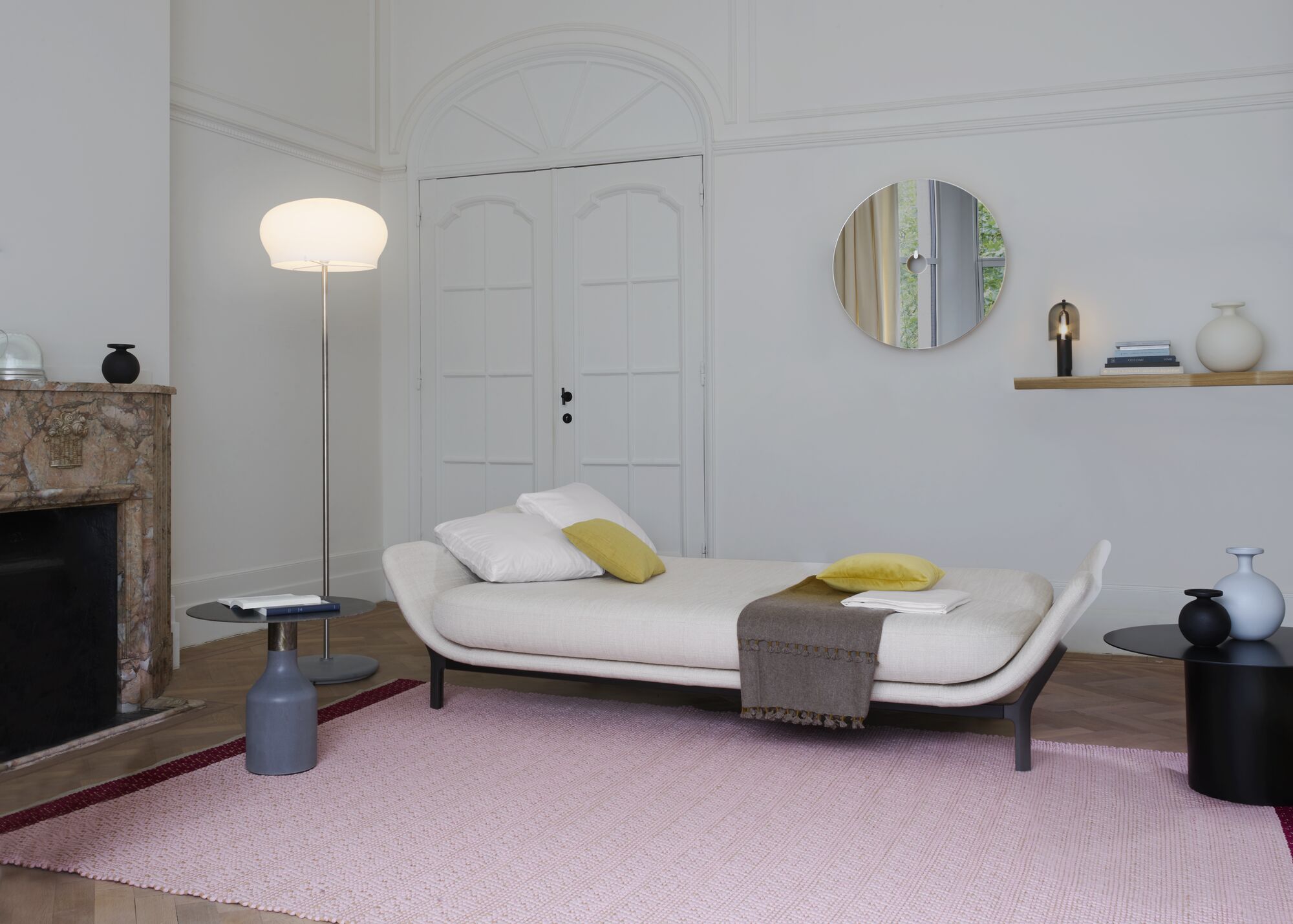 Clam Bed settee with 2 arms