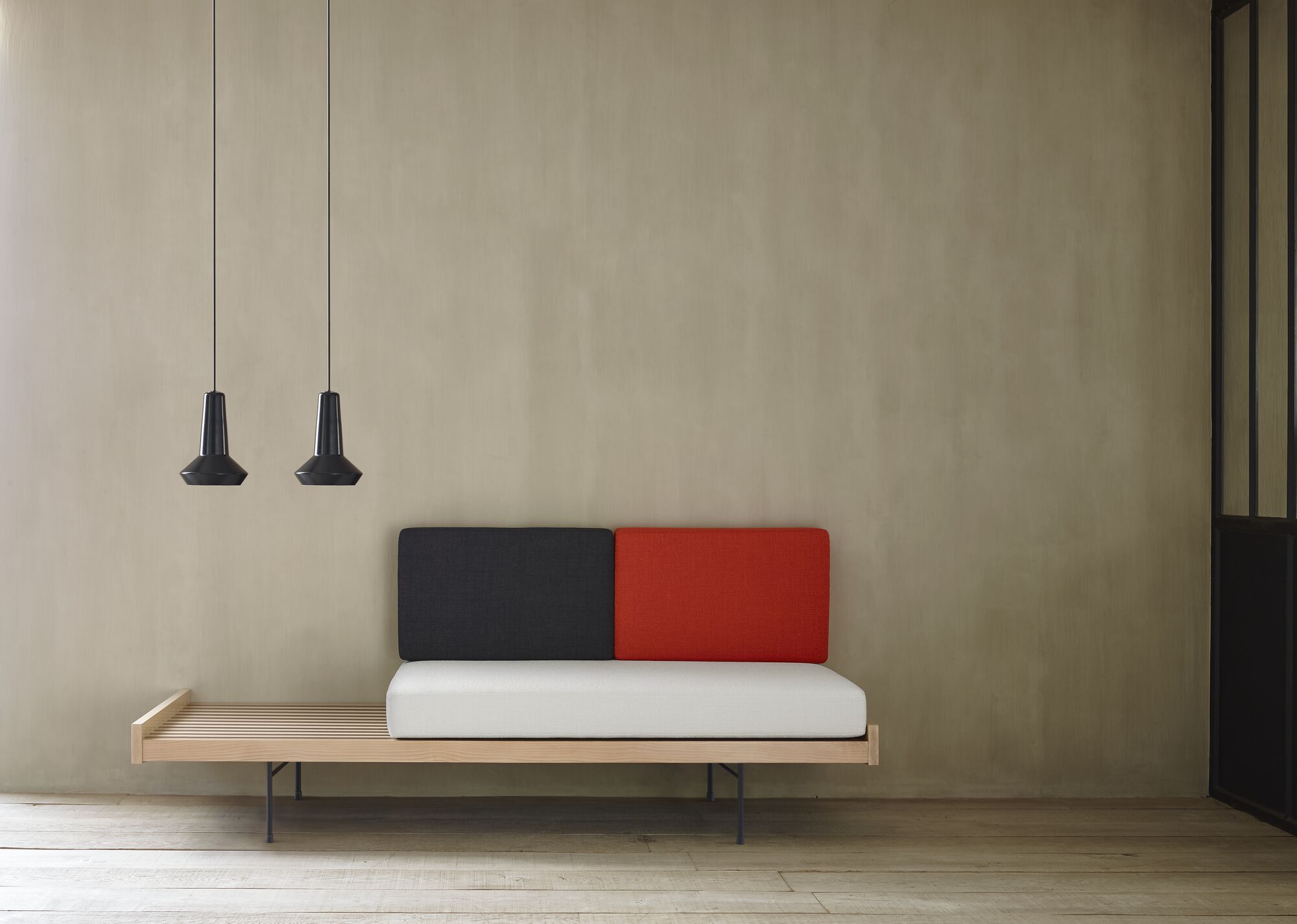 Daybed Bed settee black lacquered steel feet