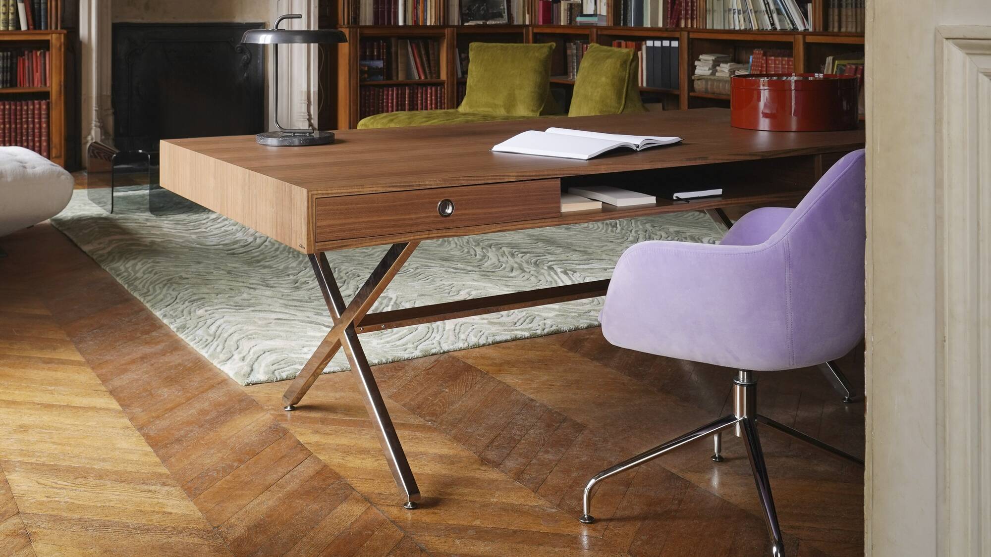 Amédée Carver chair central pedestal - brilliant chrome