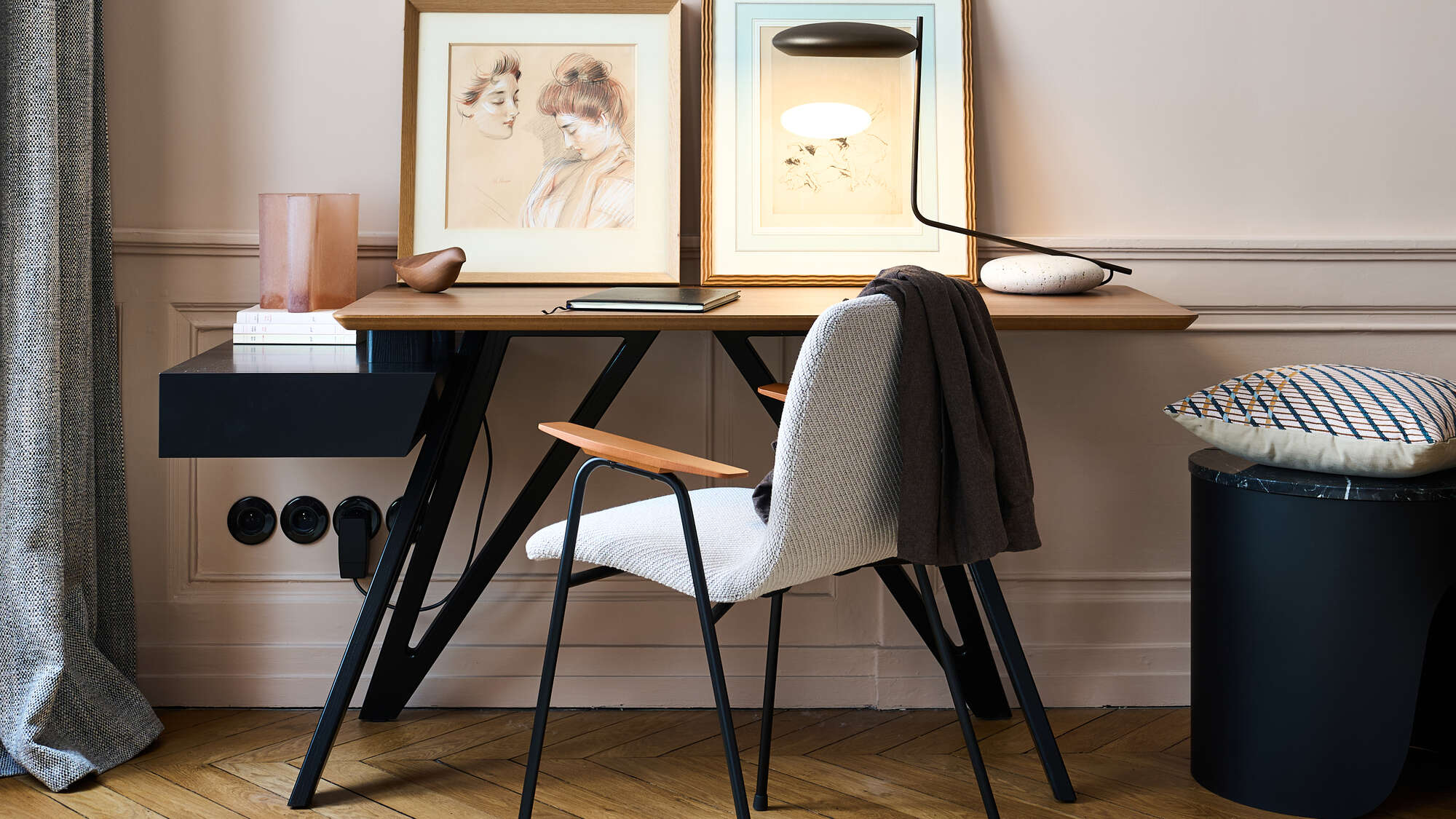 Papyrus Carver chair upholstered back black lacquered steel base